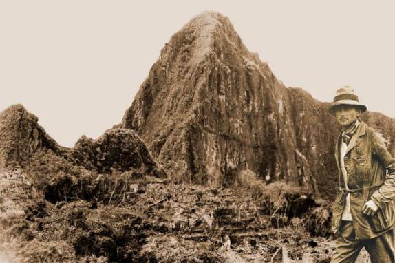 O explorador americano Hiram Bingham nas ruínas de Machu Picchu, no Peru, em 1912, quando a vegetação original começou a ser retirada